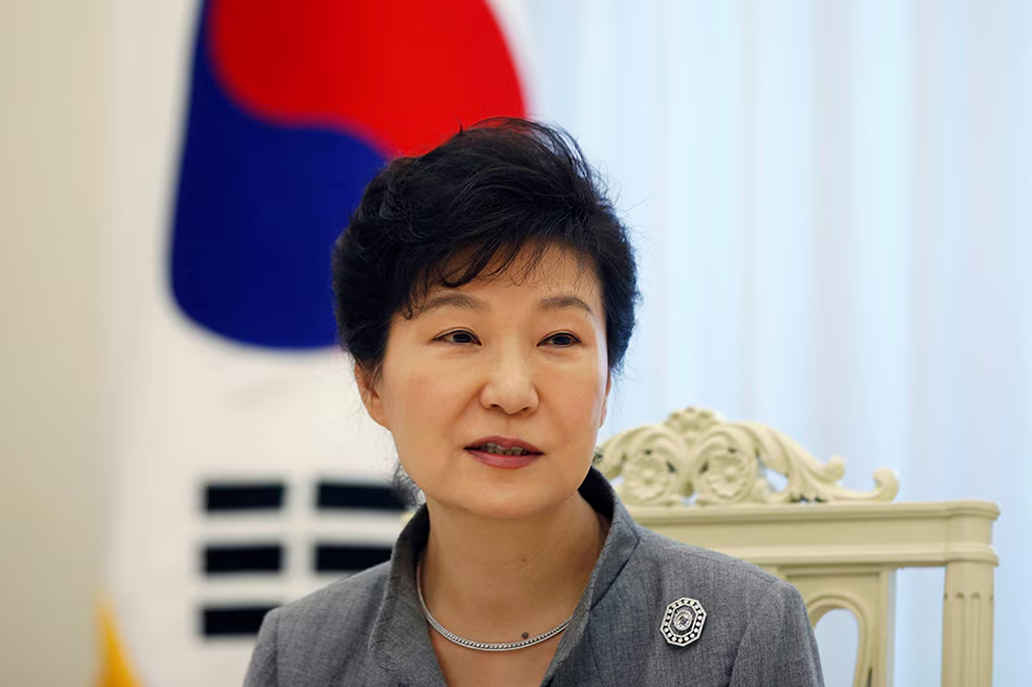 Năm 1979, cha bà Park bị một thuộc cấp ám sát. Sau biến cố, bà rút khỏi chính trường và tới năm 1997, bà chính thức quay trở lại. Năm 1997, Park Geun Hye gia nhập đảng Quốc đại (GNP), tiền thân của đảng Thế giới mới. Ảnh: Reuters.