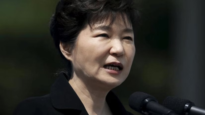 Năm 2007, bà tranh cử chức tổng thống nhưng để thua trước ông Lee Myung Bak. Năm 2012, bà một lần nữa ra tranh cử. Ngày 19/12/2012, bà giành chiến thắng trước đối thủ đảng Dân chủ thống nhất, trở thành nữ Tổng thống đầu tiên trong lịch sử Hàn Quốc. Ảnh: Reuters.