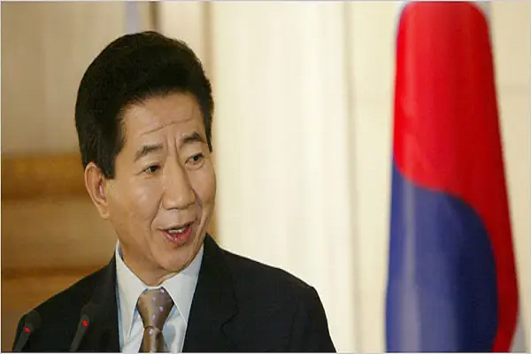 Năm 1987, ông bị bắt và bỏ tù 3 tháng, bị cấm hành nghề luật sư vì tham gia hậu thuẫn phong trào đình công của công nhân ngành đóng tàu.Cũng trong năm 1987, ông Roh Moo Hyun trở thành một trong những lãnh đạo của nhóm “Đấu tranh Tháng 6”. Năm 1988, ông đắc cử nghị sĩ qua cuộc bầu cử dân chủ đầu tiên và bắt đầu nổi bật trên chính trường quốc gia với nỗ lực chống tham nhũng. Ảnh: Reuters.