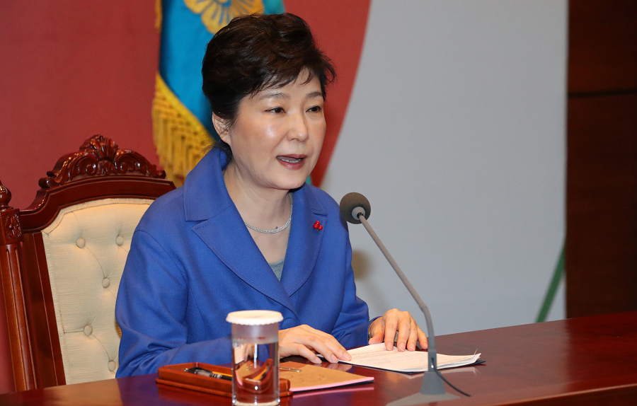 Bà Park Geun Hye bị phế truất khỏi chức vụ Tổng thống Hàn Quốc hồi tháng 3/2017 do dính líu các bê bối lạm dụng quyền lực và nhận những khoản tiền hối lộ lớn. Bà bị cáo buộc cấu kết với người bạn thân Choi Soon-sil để buộc các tập đoàn lớn như Samsung và Lotte quyên góp 77,4 tỷ won cho hai quỹ phi lợi nhuận do bà Choi Soon-sil quản lý và đổi lấy lợi ích cho doanh nghiệp. Ảnh: Reuters.