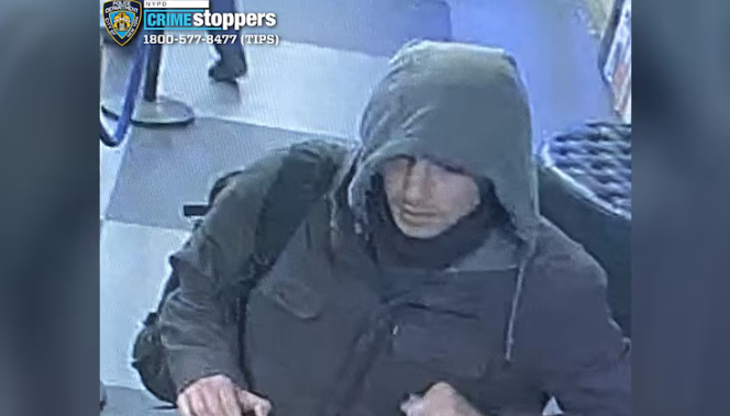 Cận mặt nghi phạm sát hại CEO UnitedHealthcare - Hình 2 Can mat nghi pham sat hai CEO UnitedHealthcare-Hinh-2