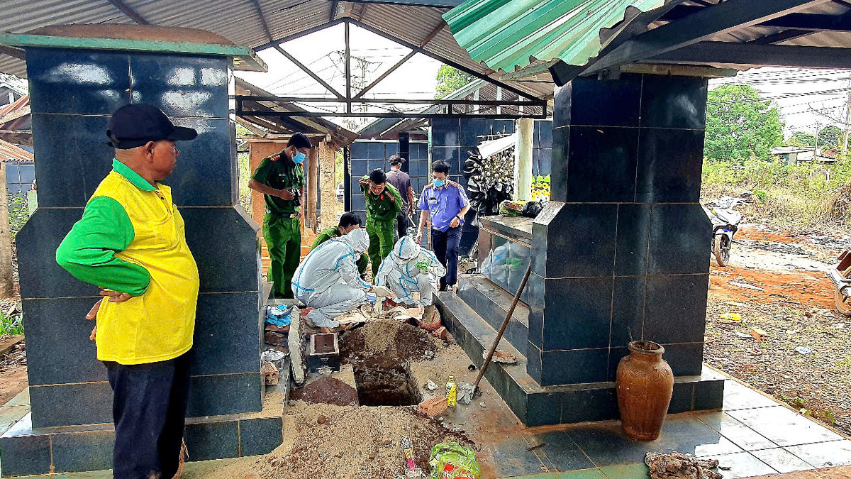 Vụ bé 13 tuổi bị xâm hại, khai quật tử thi bào thai Vu be 13 tuoi bi xam hai, khai quat tu thi bao thai