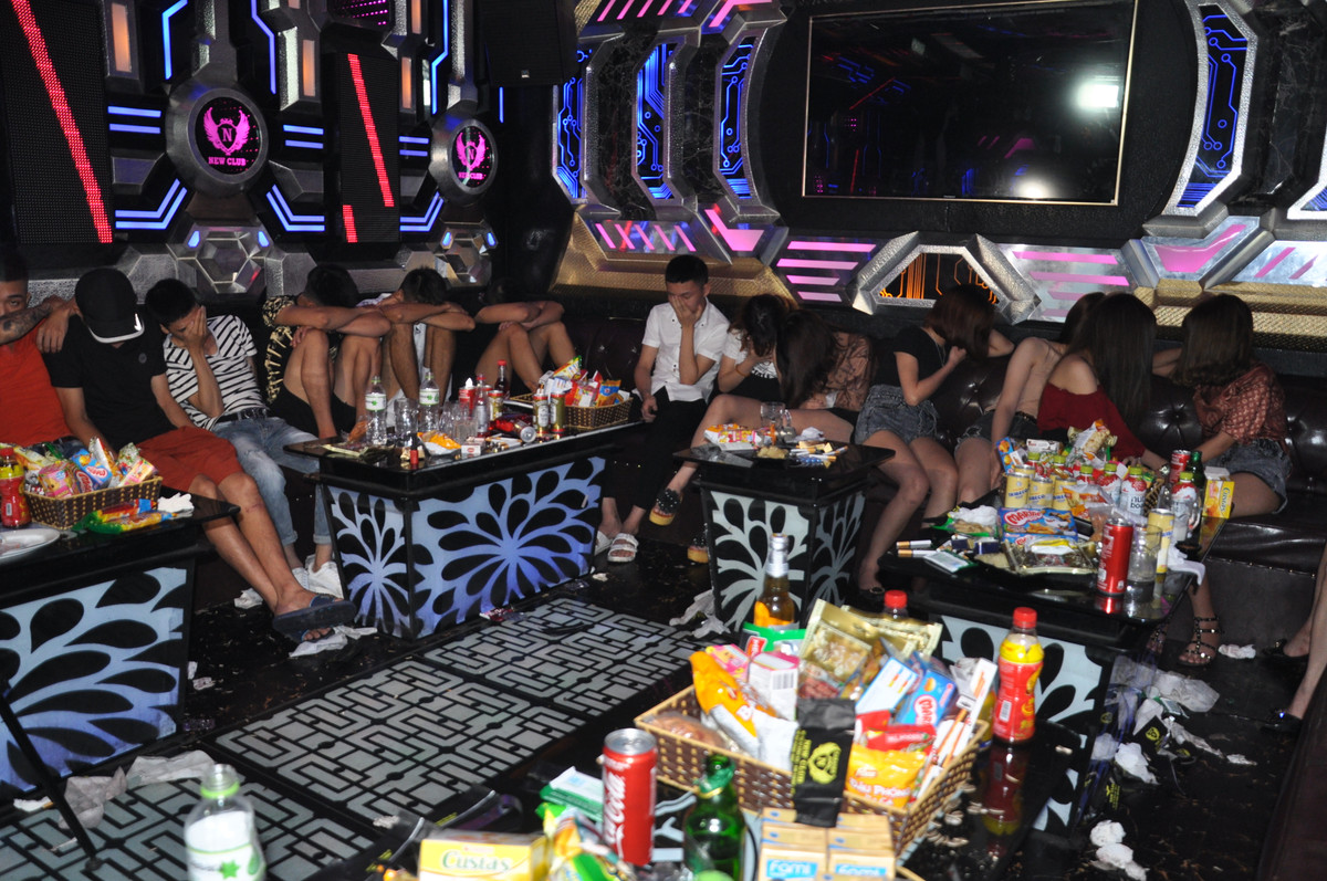 Hai Duong: Dot kich 2 quan karaoke, 'tom gon' 135 doi tuong lien quan ma tuy