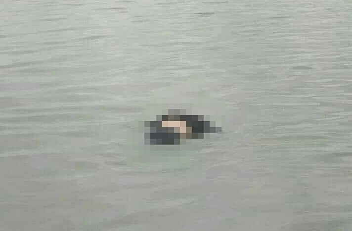 Phat hien thi the 2 nam, nu noi lap lo gan bo bien