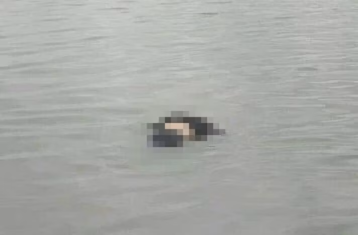 Phat hien thi the 2 nam, nu noi lap lo gan bo bien