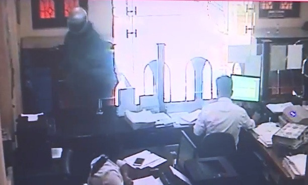 Theo đó, trong lúc nhân viên đang kiểm đếm tiền thì đột ngột xuất hiện 01 đối tượng lạ mặt, đầu đội mũ bảo hiểm có cằm.