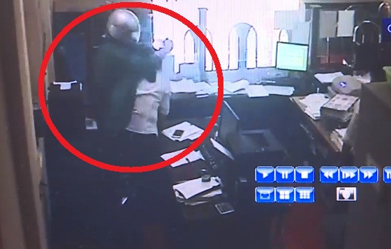 Sau đó, hắn tiếp tục khống chế nhân viên nữ, lấy túi xách chứa tiền và rời khỏi hiện trường.