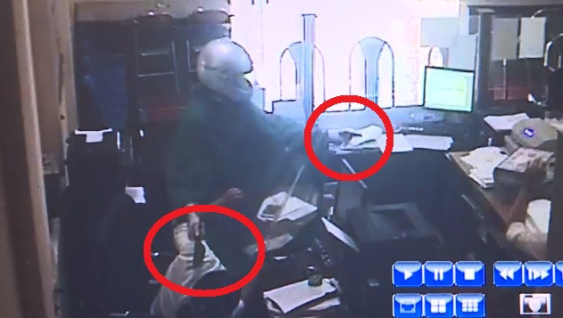 Đối tượng tiếp tục rút ra một vật nghi súng (sau này công an xác định là súng nhựa) để khống chế các nhân viên ngân hàng yêu cầu đưa toàn bộ số tiền 527 triệu đồng đang được kiểm đếm vào túi xách.