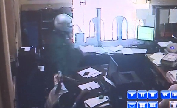 Tại đây đối tượng đã dùng dao bầu kề vào cổ một nhân viên nữ và quẳng túi xách về phía nhân viên nam.