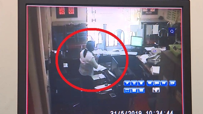 Ngay khi nghi phạm rời đi, nữ nhân viên đã điện báo lực lượng chức năng.