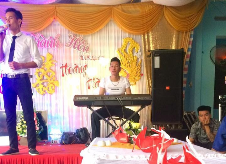 "Đối tượng Nam rất khéo ăn nói, hát hay, hay đi dẫn chương trình đám cưới. Trước kia, Nam mở quán ăn, quán bia, nhưng được thời gian thì bỏ. Kinh tế nhà Nam thuộc diện khó khăn", lãnh đạo xã Trung Giáp thông tin. Vụ việc đang được điều tra làm rõ...