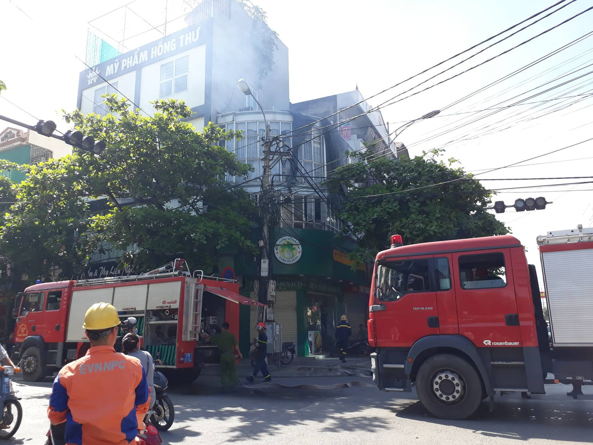 Huy dong xe cuu hoa kip thoi dap dam chay tai cua hang thuc pham sach Thai Binh