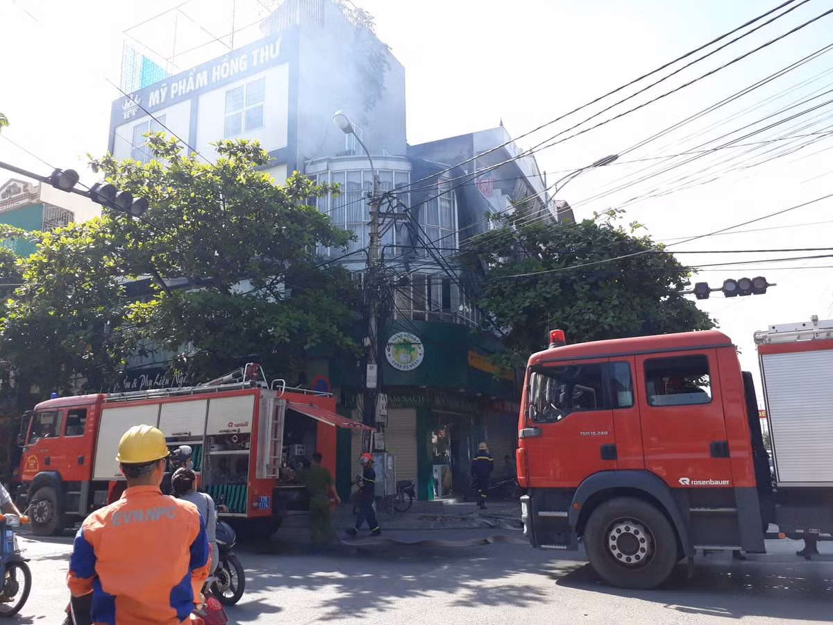 Huy dong xe cuu hoa kip thoi dap dam chay tai cua hang thuc pham sach Thai Binh