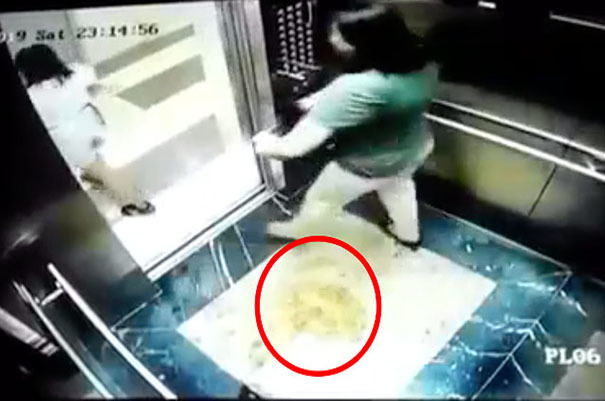 Nguoi phu nu “te bay” trong thang may: BQL toa nha khong co quyen xu phat