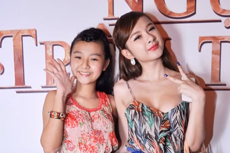 Nói về danh xưng bản sao Angela Phương Trinh, Triều Dâng nhắc đến việc bỏ lỡ hợp đồng quảng cáo, dự án phim ảnh vì mang mác bản sao của đàn chị tai tiếng. Ngay sau đó, Triều Dâng lên tiếng xin lỗi Angela Phương Trinh vì lỡ đụng chạm. Ảnh: Ngoisao