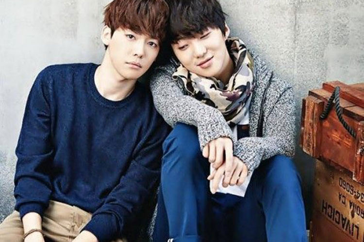 Khen Olympic Việt Nam, Seung Yoon và Jinwoo bị chỉ trích bởi những ý kiến cho rằng cả hai đang nhằm đề cao công lao của HLV Park Hang - seo.