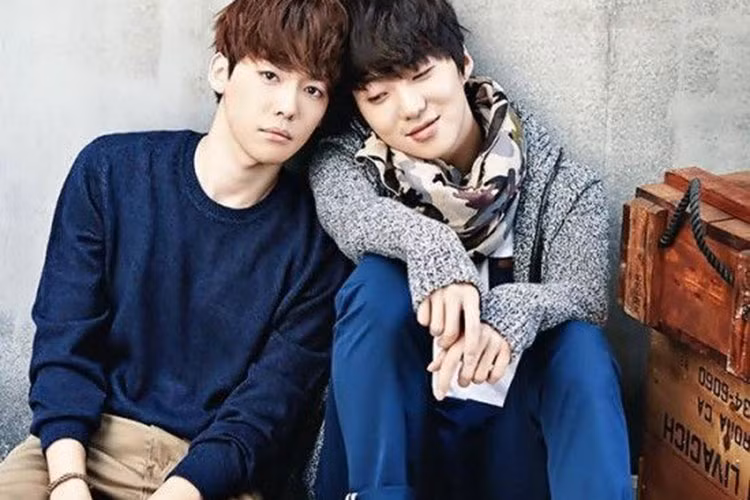 Khen Olympic Việt Nam, Seung Yoon và Jinwoo bị chỉ trích bởi những ý kiến cho rằng cả hai đang nhằm đề cao công lao của HLV Park Hang - seo.