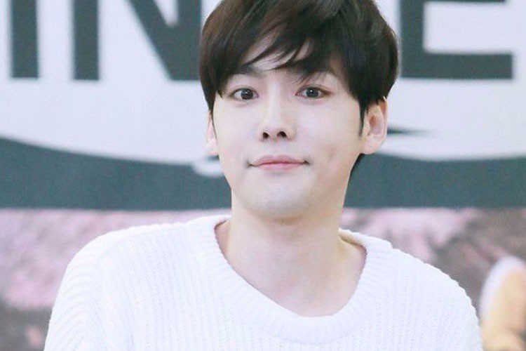 Trong Winner, Jinwoo là gương mặt đại diện của nhóm bởi sở hữu vẻ ngoài điển trai. Anh cũng là giọng hát chính.