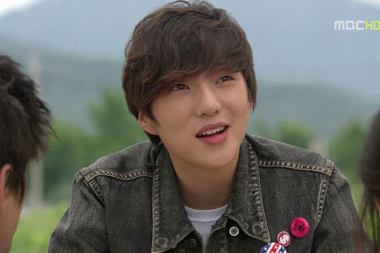 Ngoài ca hát, Seung Yoon còn có khả năng diễn xuất. Anh từng đóng "Gia đình là số 1" phần 3, "Producer".