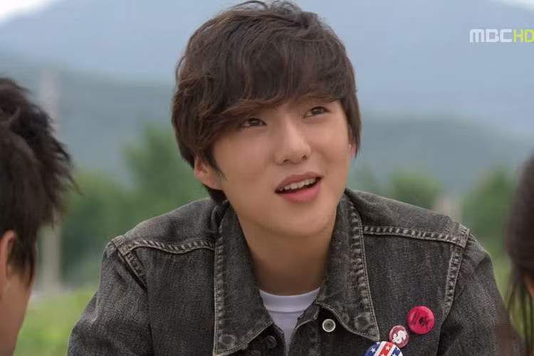 Ngoài ca hát, Seung Yoon còn có khả năng diễn xuất. Anh từng đóng "Gia đình là số 1" phần 3, "Producer".