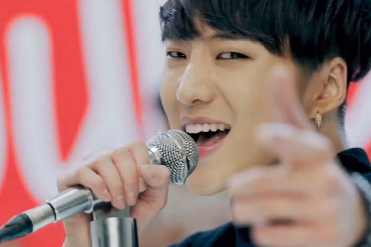 Seung Yoon sinh năm 1994, là trưởng nhóm Winner. Anh từng về thứ 4 cuộc thi Superstar K mùa thứ 2.