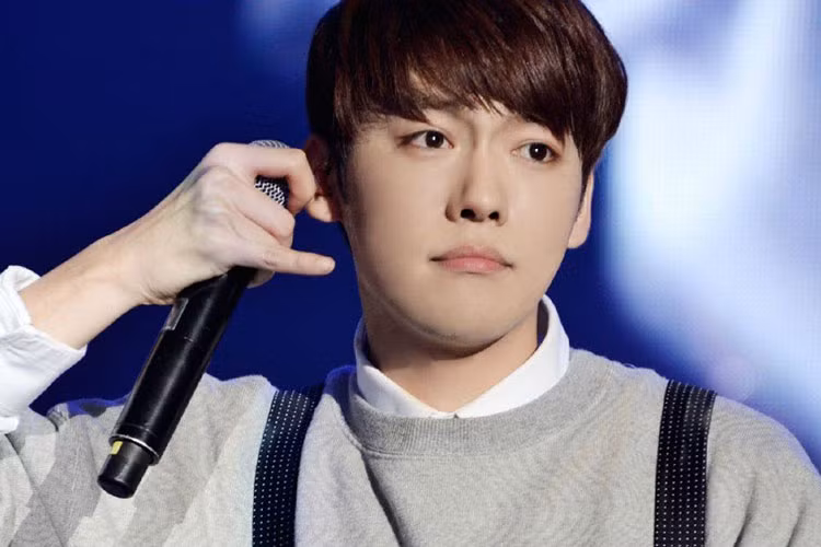 Jinwoo sinh năm 1991, là thành viên lớn tuổi nhất cũng là thành viên có thời gian thực tập lâu nhất trong nhómWinner.