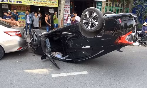 Giai cuu 2 nguoi trong oto “dien xiec” tren pho gio cao diem