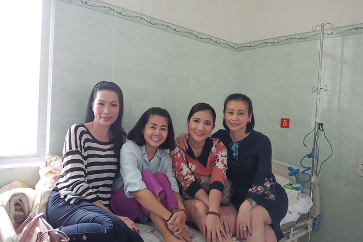 Cát Tường đến thăm Mai Phương. "Phương nói ăn được ngủ được, tinh thần khả quan", Cát Tường tiết lộ