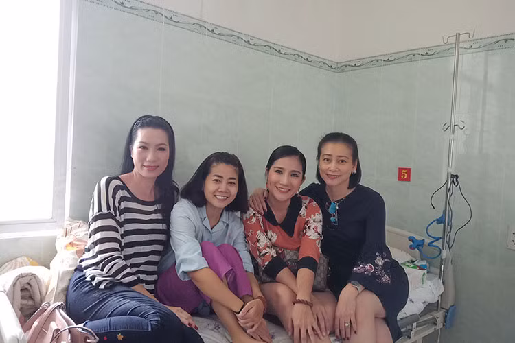 Cát Tường đến thăm Mai Phương. "Phương nói ăn được ngủ được, tinh thần khả quan", Cát Tường tiết lộ