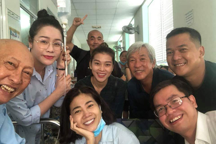 Nghệ sĩ Lê Bình nằm cùng khoa với diễn viên Mai Phương. Chia sẻ với Zing, ông cho hay vẫn thường xuyên sang phòng bệnh thăm động viên Mai Phương cũng đang bị ung thư phổi.