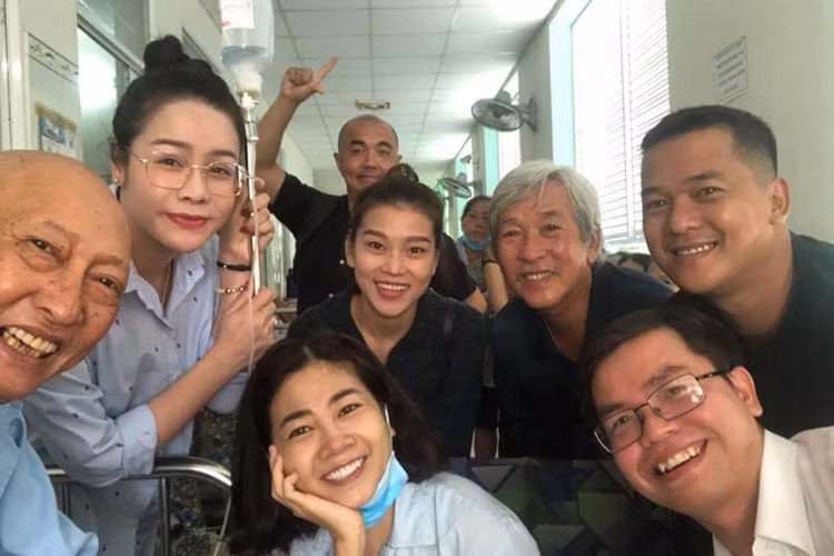 Nghệ sĩ Lê Bình nằm cùng khoa với diễn viên Mai Phương. Chia sẻ với Zing, ông cho hay vẫn thường xuyên sang phòng bệnh thăm động viên Mai Phương cũng đang bị ung thư phổi.