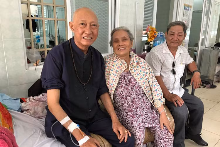 Mới đây, trên trang cá nhân, nghệ sĩ Lê Bình chia sẻ hình ảnh bên một người hâm mộ hơn 70 tuổi vượt quãng đường hơn 10 km đến thăm ông. "Chị Ba chỉ là người hâm mộ. Đã thăm còn tặng quà, ép nhận nữa. Ôi những tâm lòng. Tôi còn nợ nhân gian. Cảm ơn chị Ba nhiều", ông viết.