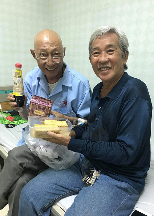 Nằm viện điều trị ung thư phổi, diễn viên Lê Bình được nhiều đồng nghiệp đến thăm. Trong ảnh, nghệ sĩ Tấn Thi vào thăm và mang theo những món quà nhỏ như chai nước tương, đậu phụ và bánh trung thu. Ảnh: FBNV