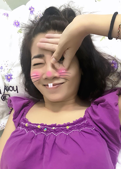 Đang điều trị bệnh, Mai Phương tỏ ra khá hứng thú thực hiện thử thách gây bão mạng xã hội "ngón tay xoắn quẩy".