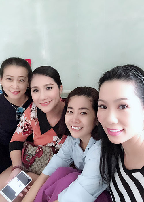 Đến thăm Mai Phương còn có diễn viên Trịnh Kim Chi và Tuyết Thu. "Anh Lê Bình và em gái Mai Phương thật lạc quan và mạnh mẽ. Anh Bình còn nói đã có ý tưởng cho một kịch bản mới. Cầu mong cho anh Bình và bé Mai Phương mau hồi phục sức khỏe", Tuyết Thu chia sẻ.