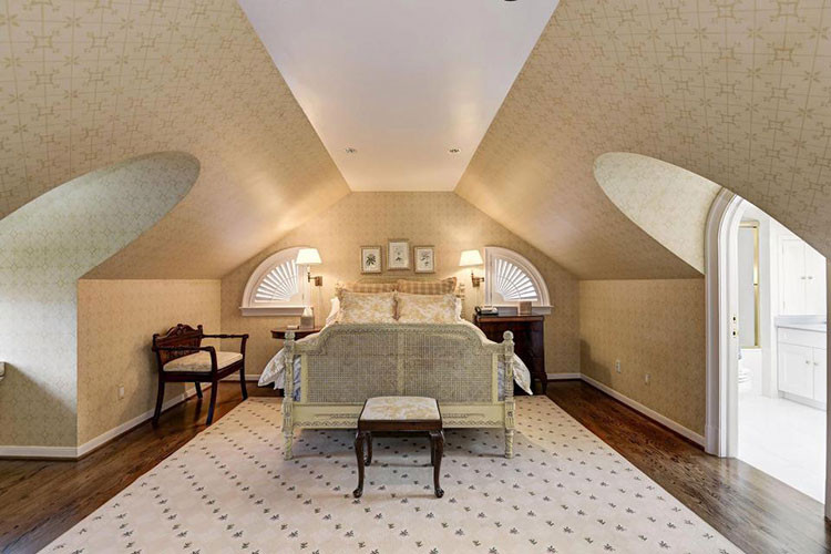 Phòng ngủ được lát đá theo phong cách cổ điển.