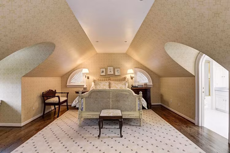 Phòng ngủ được lát đá theo phong cách cổ điển.