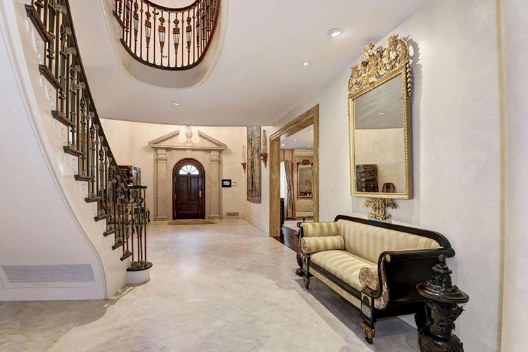 Căn biệt thự của Rooney đang ở có giá trị lên tới 12 triệu bảng.