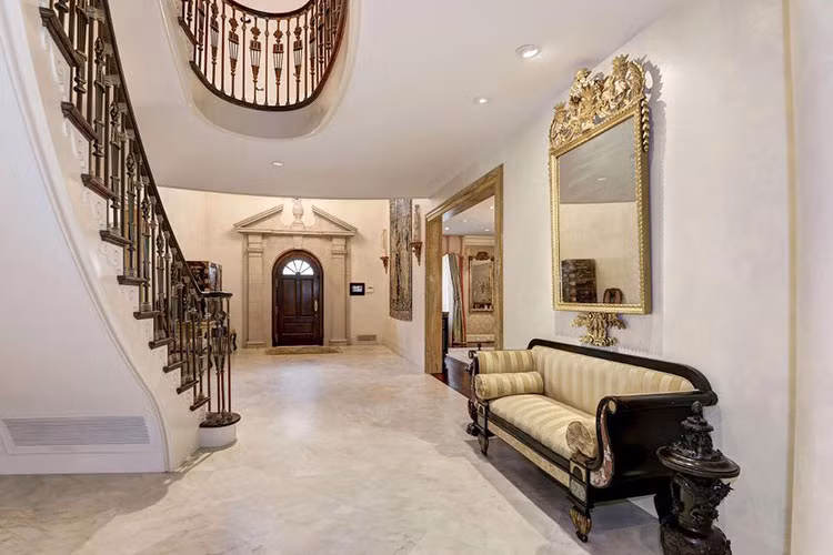 Căn biệt thự của Rooney đang ở có giá trị lên tới 12 triệu bảng.