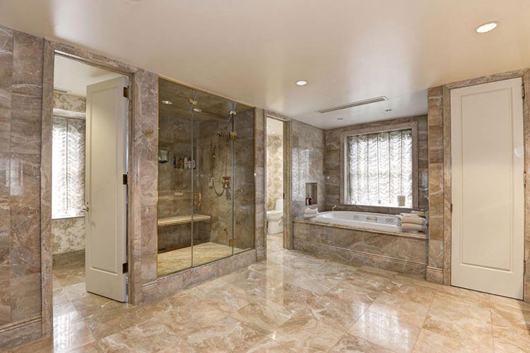 Phòng tắm thiết kế khá sang trọng.