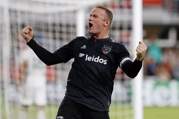 Rooney vừa khiến NHM MLS ngỡ ngàng với pha phòng ngự thành công khi thủ môn đội nhà đã băng qua vạch giữa sân. Không những thế, Rooney còn cướp được bóng và kiến tạo để đồng đội ghi bàn ở phút 90+5.