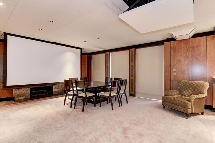 Dĩ nhiên, không thể rạp chiếu phim ở ngay trong nhà.