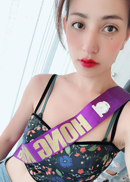 Đại diện Hong Kong năm nay 23 tuổi, cao 1m73, sở hữu số đo ba vòng 90-58-98. Ảnh: FBNV