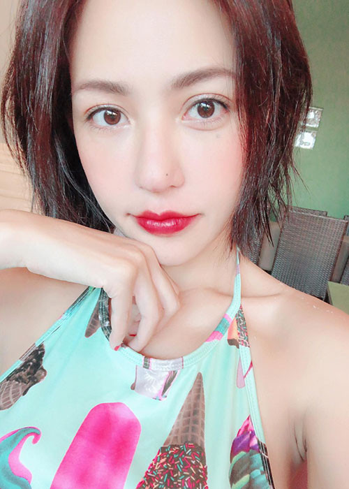 Cách đây ít lâu, người đẹp 23 tuổi cập nhật trạng thái đã đính hôn trên trang cá nhân. Ảnh: FBNV