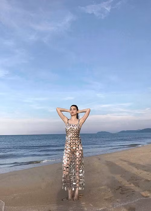 Loat trang phuc sieu goi cam gay on ao cua Ho Ngoc Ha