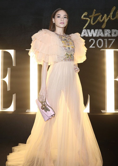 Cũng dưới ánh đèn flash, Hà Hồ bị lộ nội y bên trong khi khoác lên chiếc váy bằng chất liệu vải tuyn xuyên thấu. Ảnh: Vietnamnet