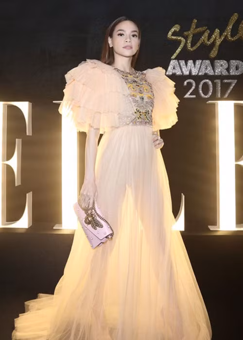 Cũng dưới ánh đèn flash, Hà Hồ bị lộ nội y bên trong khi khoác lên chiếc váy bằng chất liệu vải tuyn xuyên thấu. Ảnh: Vietnamnet