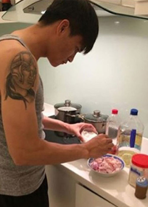 Công Vinh nổi tiếng là người chồng rất chiều chuộng vợ.