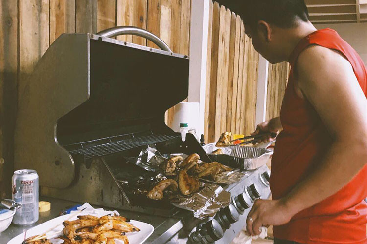 Ông xã của Kim Hiền cặm cụi nấu ăn mỗi dịp cuối tuần hay lễ tết.