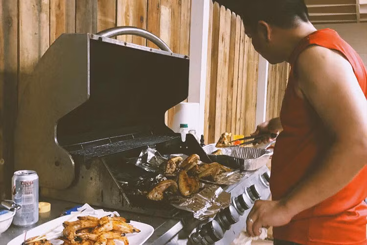 Ông xã của Kim Hiền cặm cụi nấu ăn mỗi dịp cuối tuần hay lễ tết.